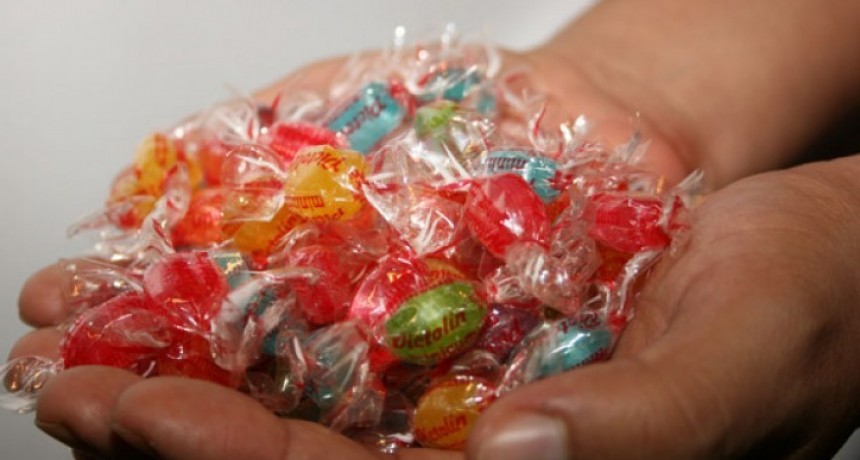 Le regaló caramelos a una nena de ocho años, la llevó a su casa y la violó