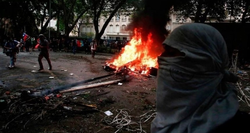 Continúa el caos en Chile: intentaron entrar a la Embajada argentina