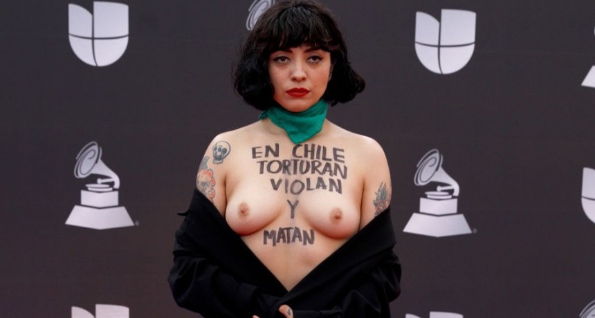 El topless de Mon Laferte en los Grammy Latinos como protesta por la violencia en Chile