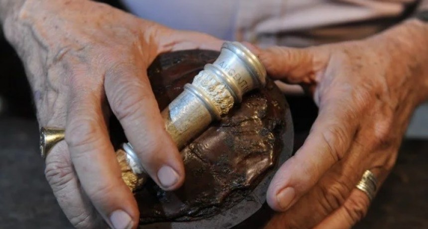 A pedido del presidente electo Alberto Fernández, el bastón presidencial llevará la frase Argentina de pie