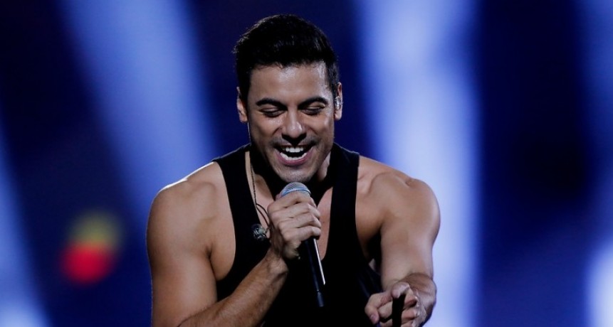 La inaudita cifra que pagó una persona por un beso de Carlos Rivera