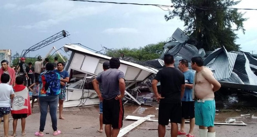 Feroz temporal de lluvia y viento azotó a la Capital y La Banda con graves destrozos