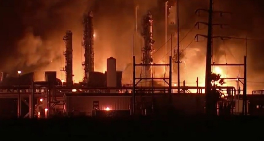 Fuerte explosión e incendio en una planta química en Texas: ordenaron evacuar toda la zona
