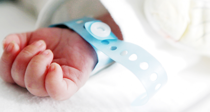 Joven Madre pide ayuda para su bebé que dio positivo de Covid-19 