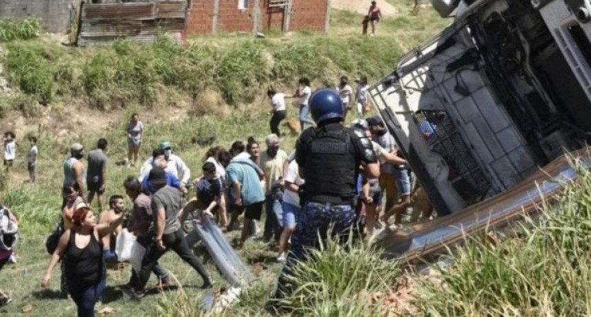 Córdoba: Volcó un camión con golosinas y fue saqueado por los vecinos