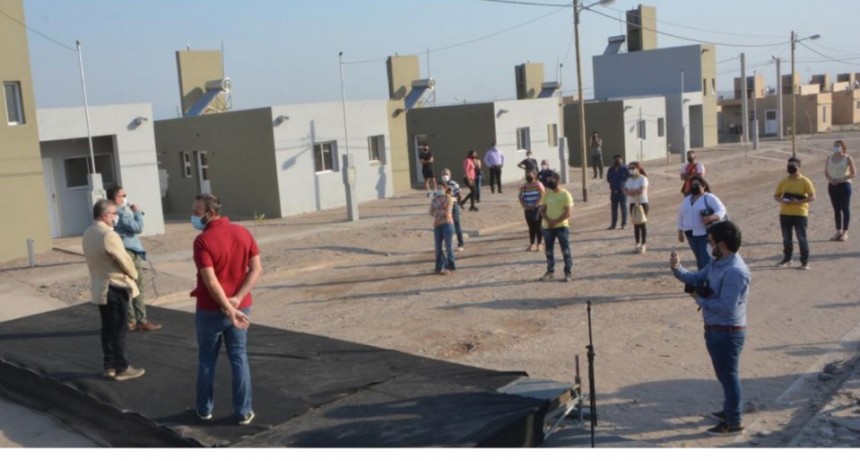 El Gobierno entregó las primeras viviendas para solteros en Valle Chico