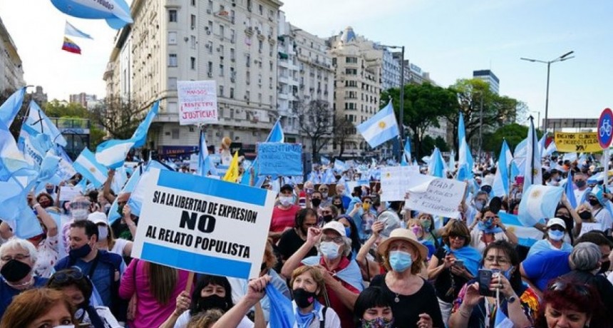 Banderazo 8N: Una multitud salío a la calle para “defender a la República