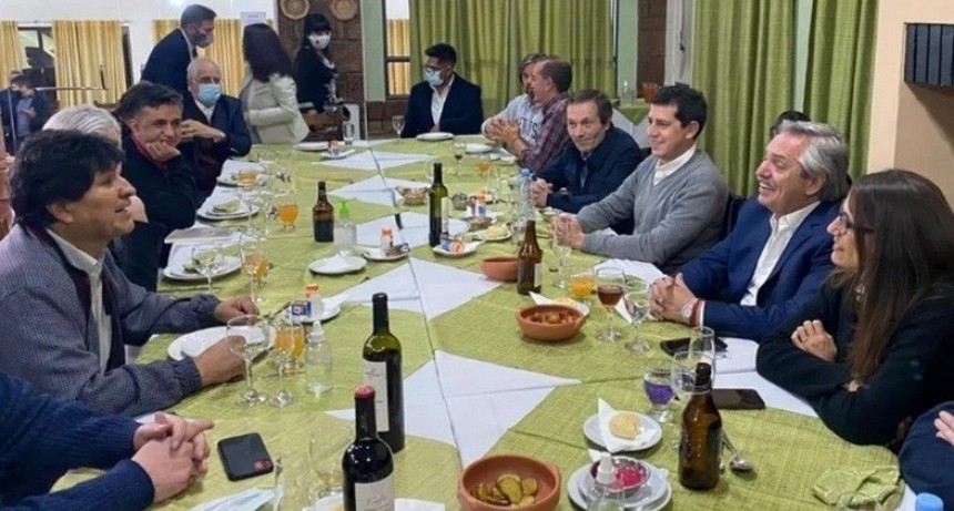 Sin distanciamiento y en un lugar cerrado: la foto de Alberto Fernández con Evo Morales que generó polémica