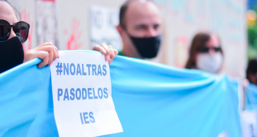 Marchas del silencio y carpa blanca en reclamo sobre la decisión del traspaso de las IES