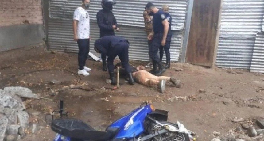 Vecinos reducen a pareja de motochorros en la zona norte
