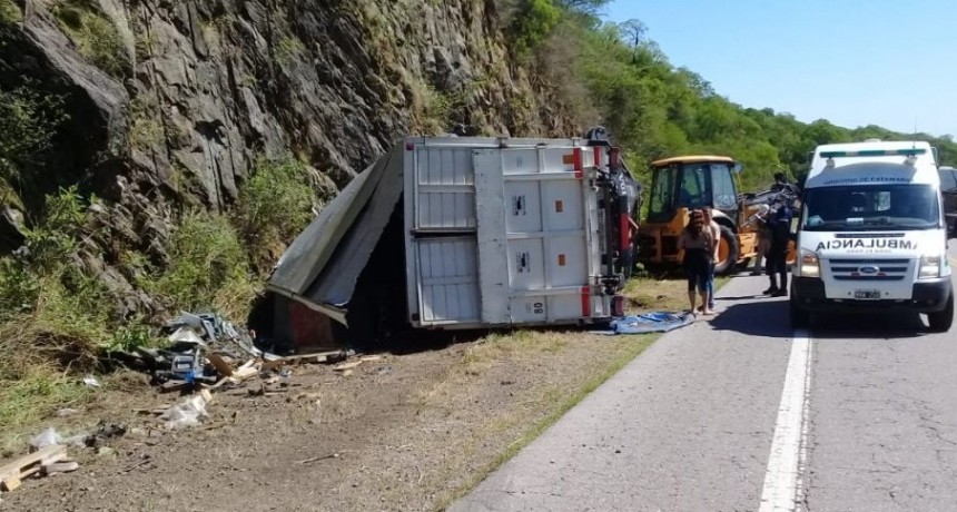 Cuesta del Totoral: un camión volcó y su conductor quedó atrapado en la cabina