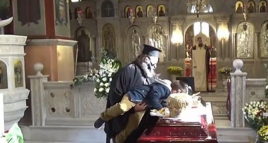 Un sacerdote obligó a un nene a besar el ataúd de un obispo que murió de coronavirus y causó indignación