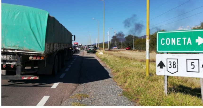 Ruta 38: vecinos de Coneta realizan un piquete por la falta de agua