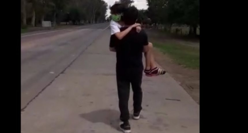 Video | Cruzó con su hija enferma en brazos a otra provincia porque no les permitían ingresar