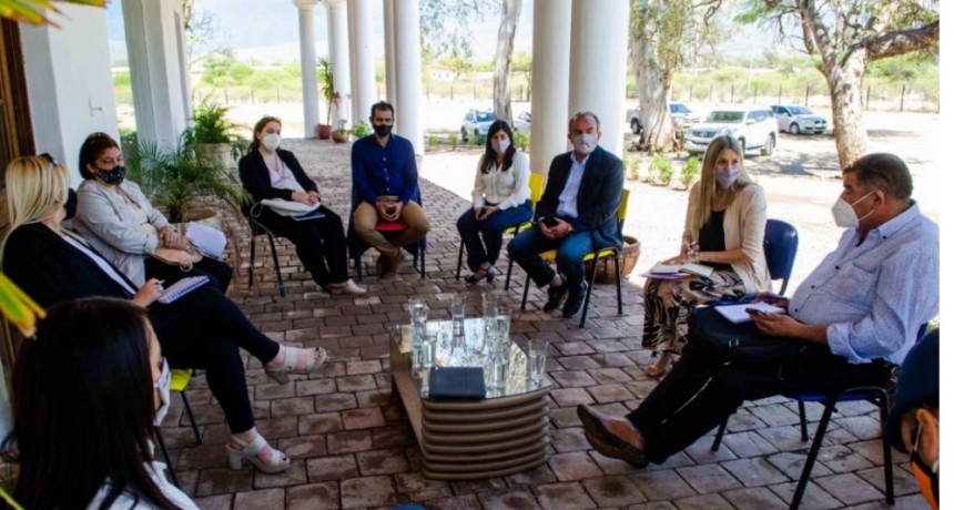 Primera reunión paritaria entre el Gobierno y gremios docentes 