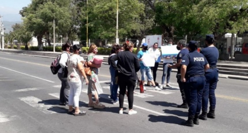 Familias cortan calle frente al CAPE por vivienda digna