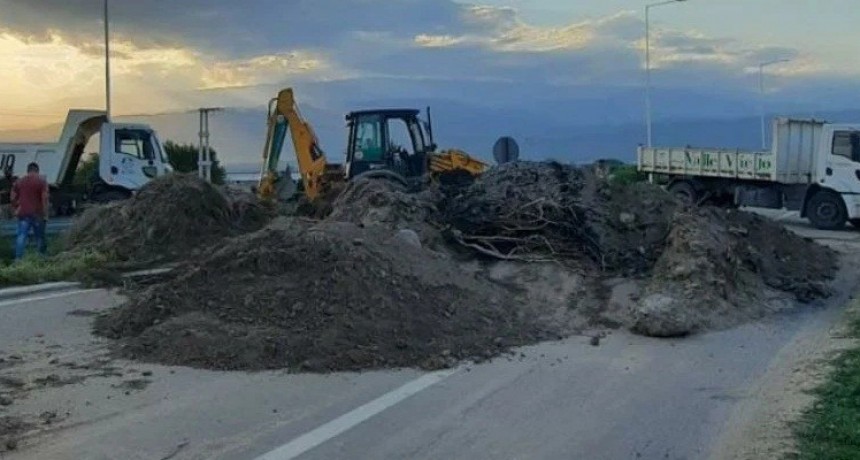 Tras un accidente, el municipio de Valle Viejo sacó montículos de tierra que impedían el paso