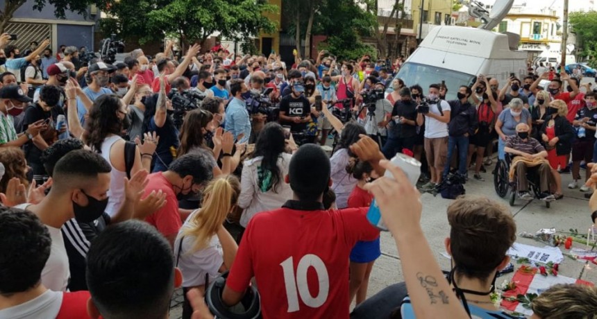 Maradona muere por un paro cardiorrespiratorio: duelo nacional, velorio y última hora, en vivo