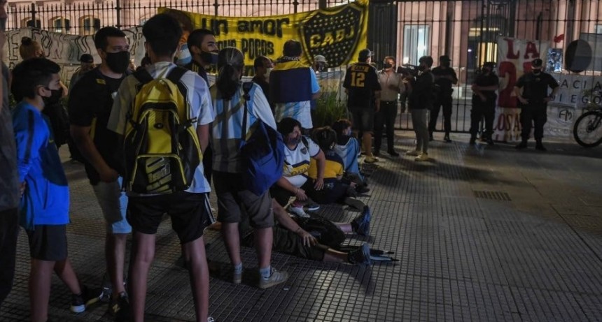 El último adiós: miles de personas despiden a Diego Maradona en la Casa Rosada