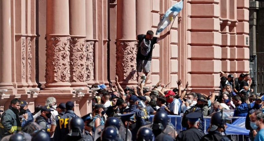#VerguenzaNacional se convirtió en tendencia por los incidentes