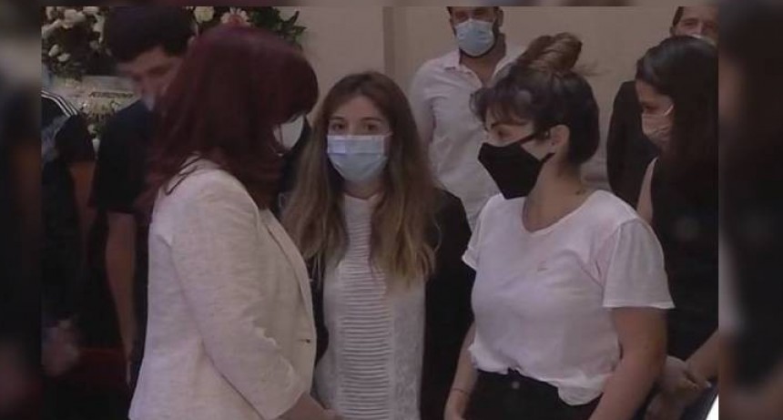 Gianinna y Dalma Maradona no querían abrazar a Cristina Kichner en el velorio: Claudia intervino
