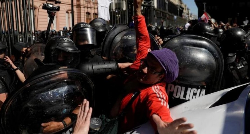 Wado de Pedro salió a echar culpas al jefe y al vicejefe de Gobierno porteño por la represión policial 