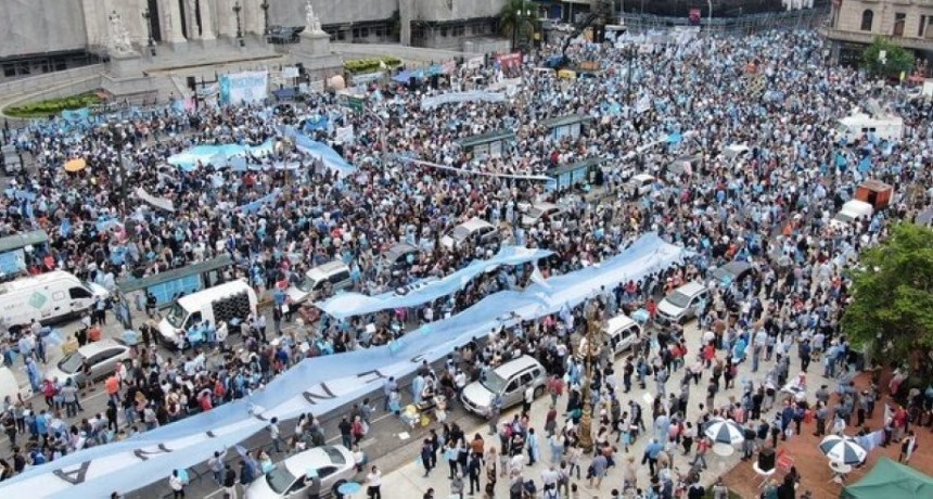 Multitudinaria Movilización frente al Congreso en rechazo a la legalización del aborto