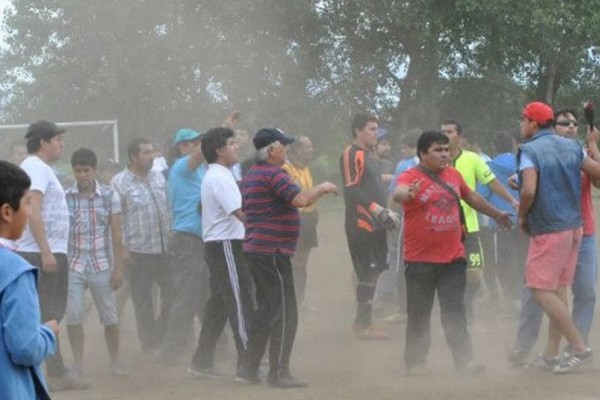 Un partido de f&uacute;tbol amateur termin&oacute; en una brutal pelea