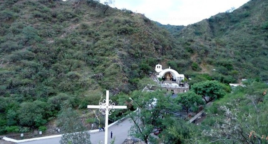 Devoci&oacute;n Mariana: Peregrino cumple promesa de ir hasta la Gruta de rodillas