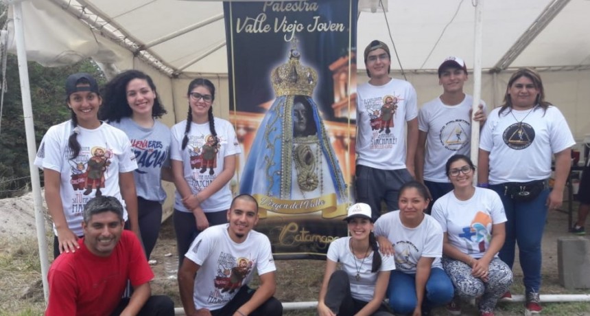 J&oacute;venes brindan agua y comida a peregrinos que arriban a la provincia