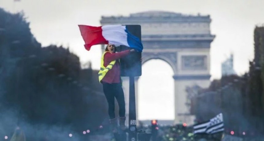 Sigue la protesta de los "Chalecos amarillos" en Francia: saqueos, corridas y detenidos