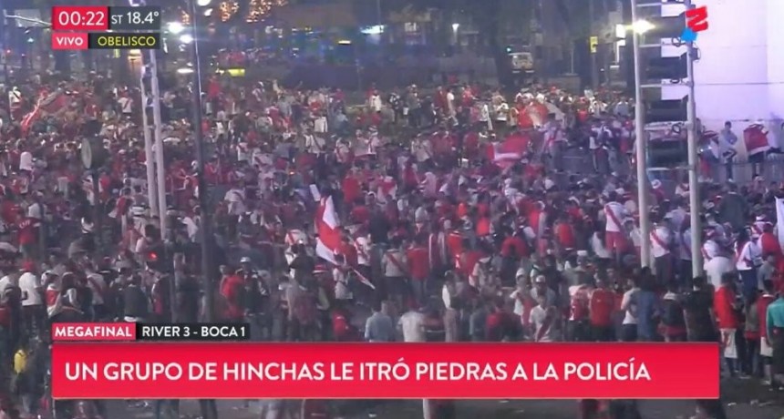 Hinchas de River se enfrentaron con piedras a la polic&iacute;a en el Obelisco