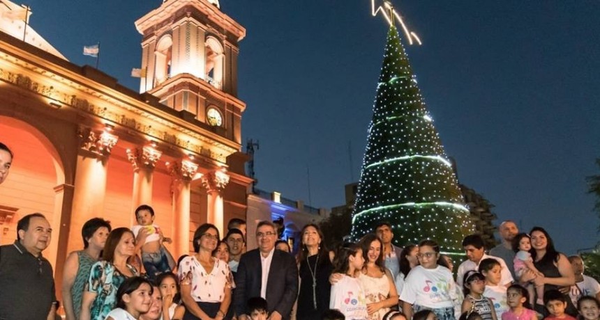 Encendieron el &aacute;rbol de navidad en el Paseo de la Fe