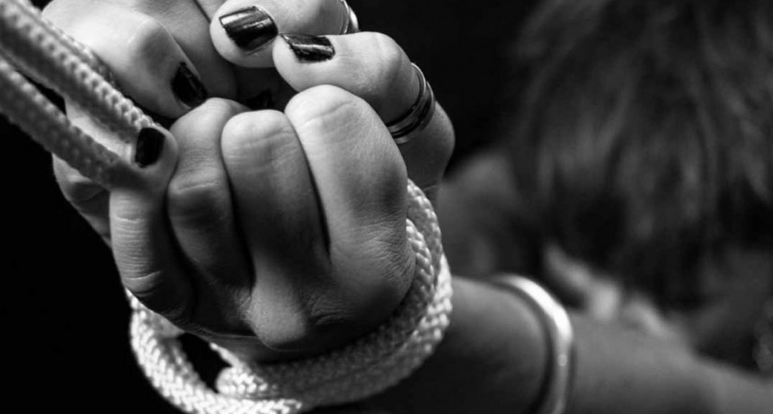 Agredi&oacute; a su pareja, y la maniat&oacute; en el ba&uacute;l de un auto