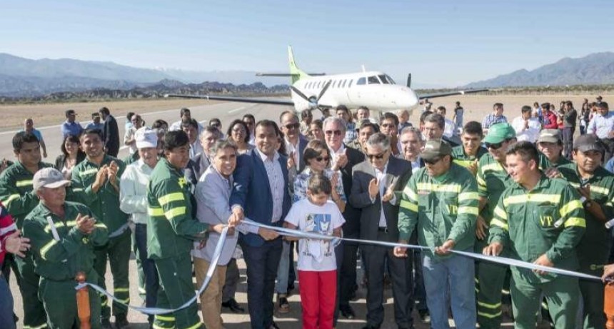 Corpacci dej&oacute; inaugurada la renovada pista de aterrizaje en Santa Mar&iacute;a