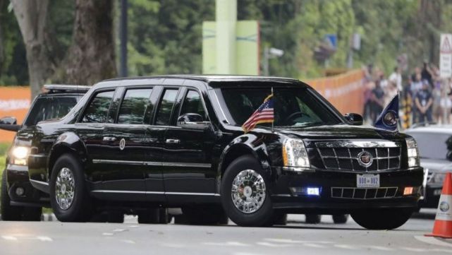 "La Bestia" de Trump par&oacute; a cargar nafta en Recoleta