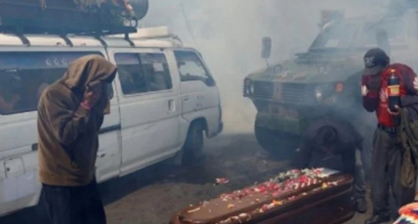 Argentinos en Bolivia denuncian que están arrojando personas de helicópteros y violando a las mujeres en cuarteles: video