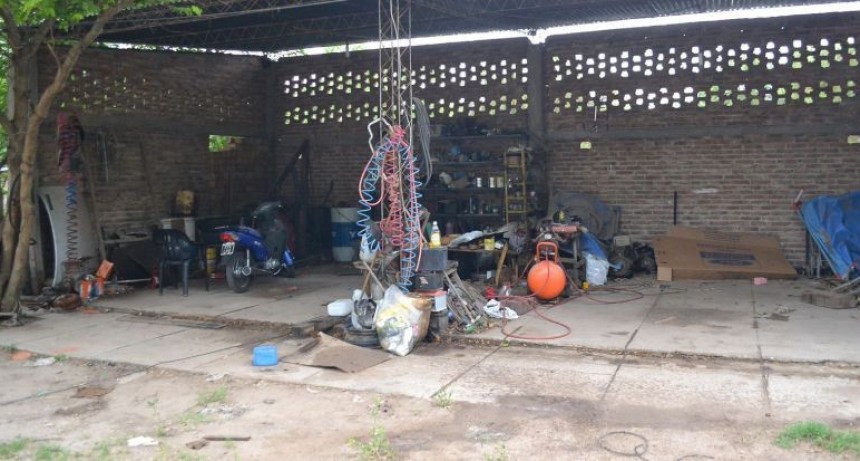 Mecánico descubrió a un ladrón robando en su taller y lo mató con una llave