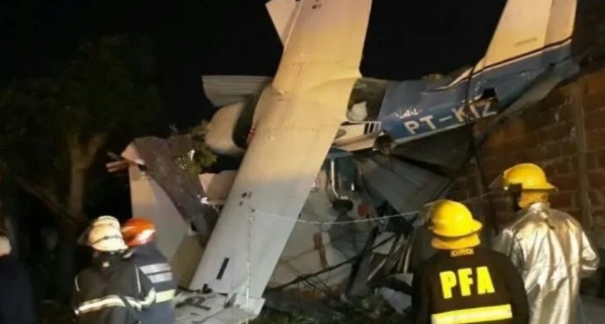 Cayó avioneta sobre una casa en San Fernando: no hay heridos de milagro