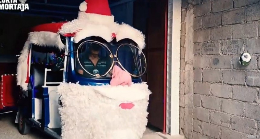 Abuelo convirtió su mototaxi en trineo de Papa Noel para pasear a los niños
