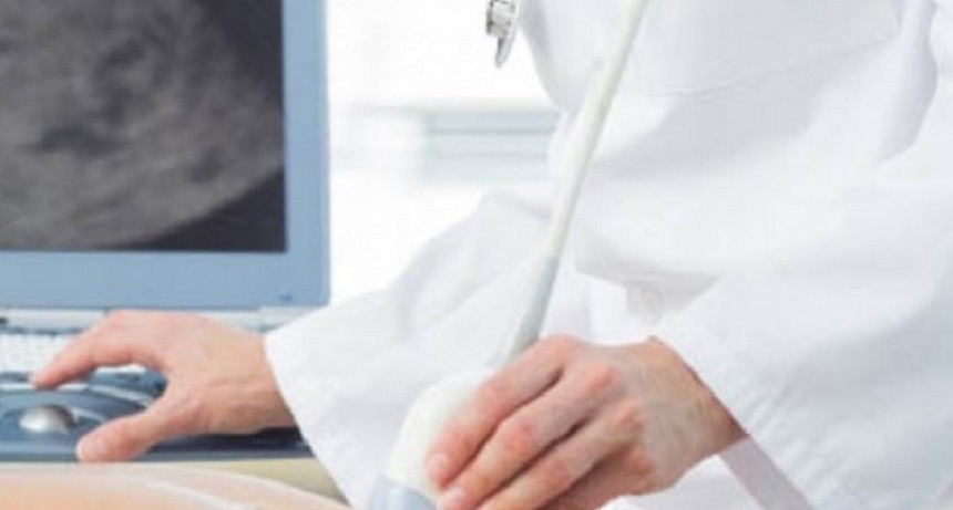 Detuvieron a un médico que eyaculó sobre una paciente mientras le realizaba una ecografía