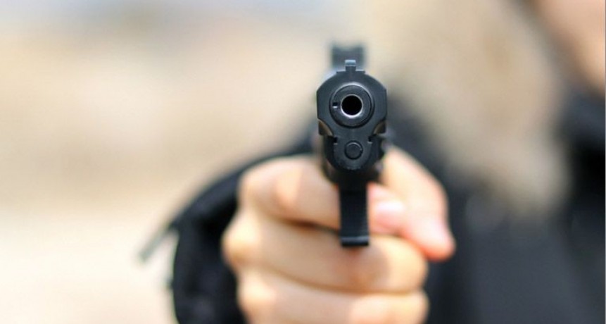 Sujetos armados balean tres viviendas y golpean a un hombre en un supuesto ajuste de cuentas