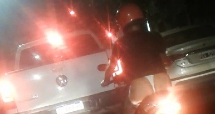 Se subió a la moto en tanga y casi hace chocar a medio mundo