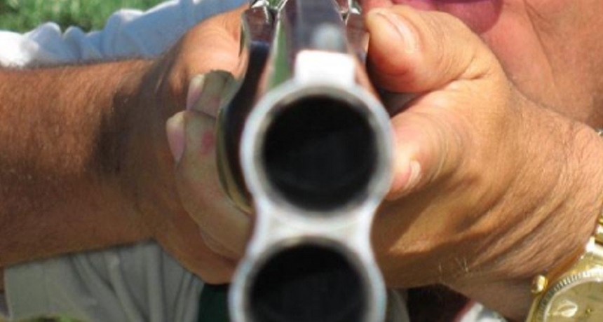En una discusión, le apuntó en el rostro con una escopeta a su ex y la golpeó