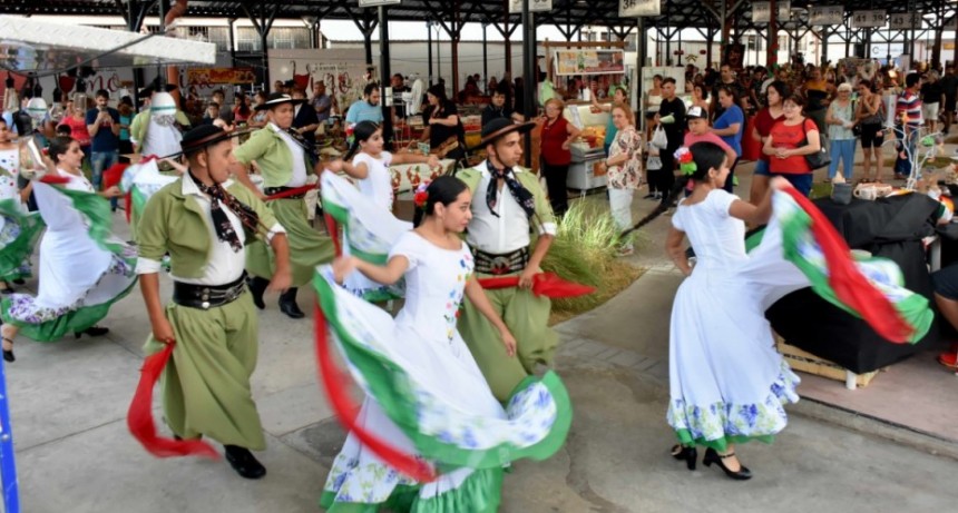 Ballets brillaron en el escenario de la Feria Navideña en la Manzana de Turismo