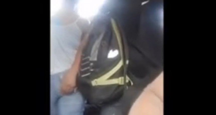 Filmaron el repudiable momento en que un hombre le tocó la cola a una joven