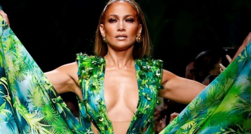 Jennifer Lopez sorprende a sus seguidores con un look navideño deportivo