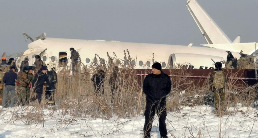 Tragedia aérea en Kazajistán: un avión se estrelló contra una casa y hay 7 muertos
