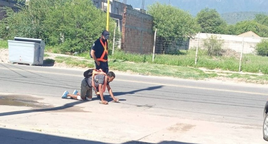 Un promesante y un policía: en la misma imagen, dos compromisos que se cumplen