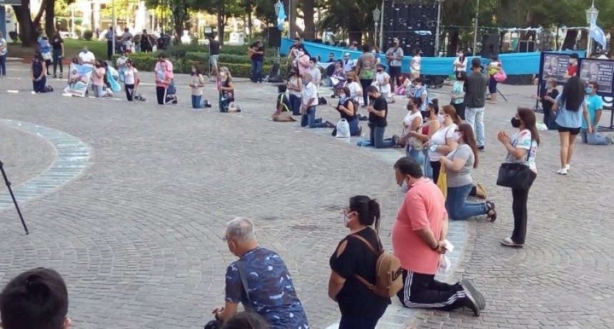 Dos posturas: La Plaza 25 dividida entre pañuelos verdes y celestes